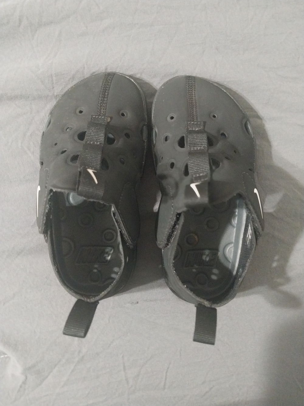 Nike Kids Black Slip-On Water Clogs with Pull Tabs